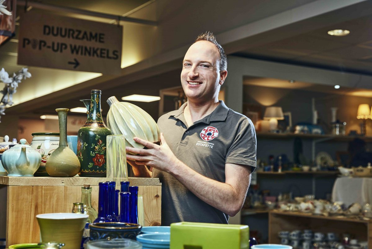 Medewerker Estafette Recyclewinkels met vaas in handen