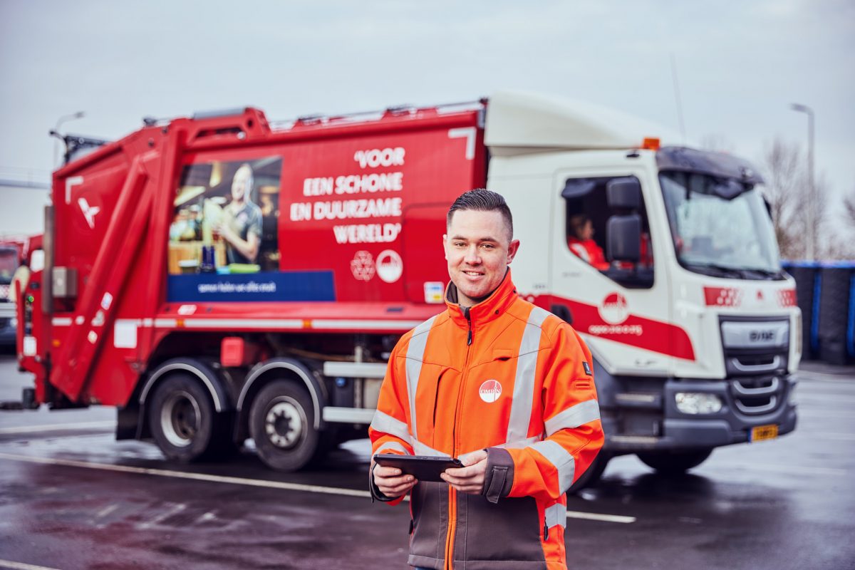 Chauffeur staat voor vrachtwagen